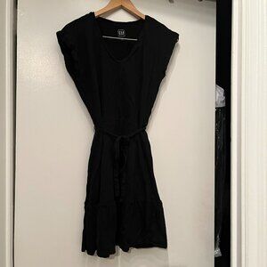 Black Short-Sleeved Gap Dress with Tie at Waist‎ (Previously Worn) / Size Medium